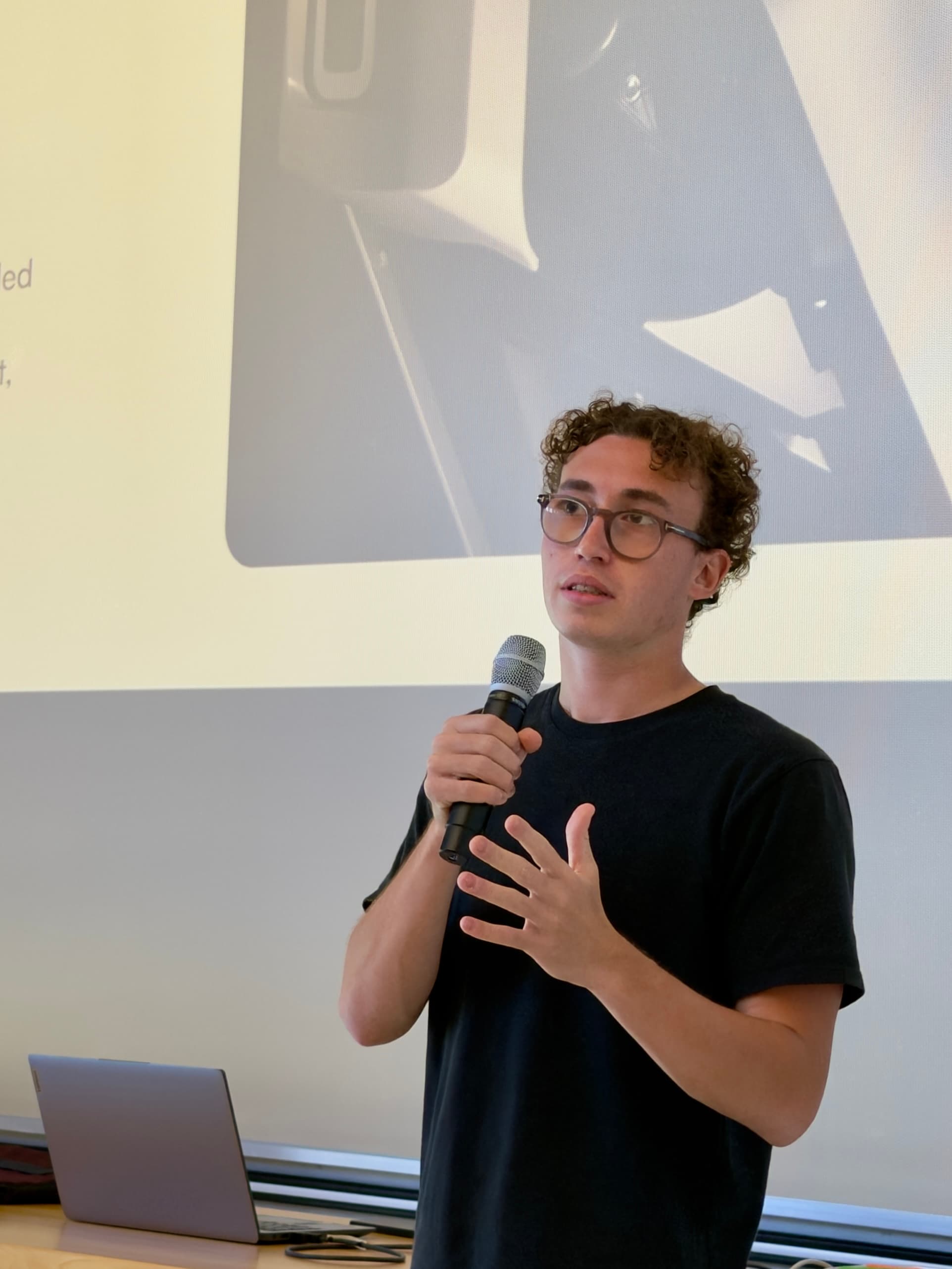 Léonard Court presenting